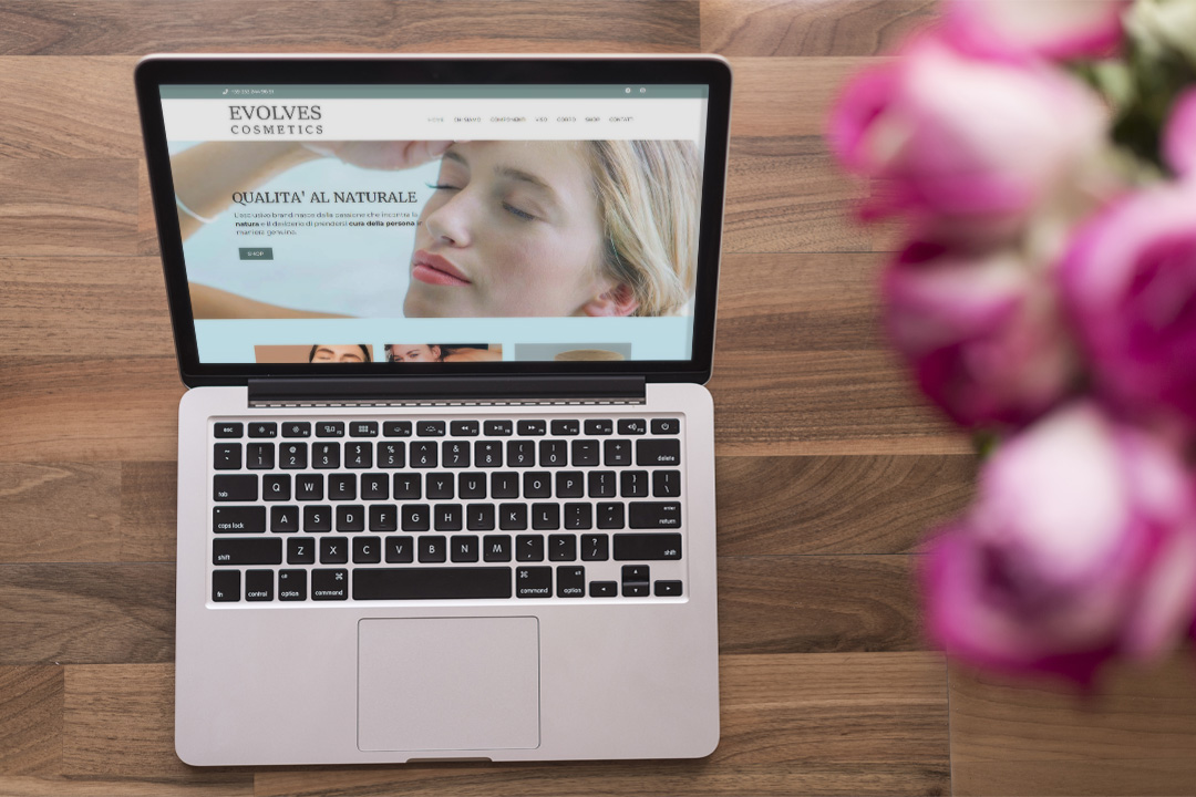 NetEvolution Vicenza Evolves Cosmetics Mock up sito web computer tavolo